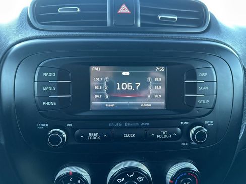 Used 2016 Kia Soul + image 3