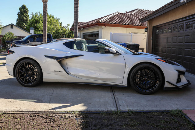 Used 2025 Chevrolet Corvette Z06 w/ Z07 Performance Package RWD image 8