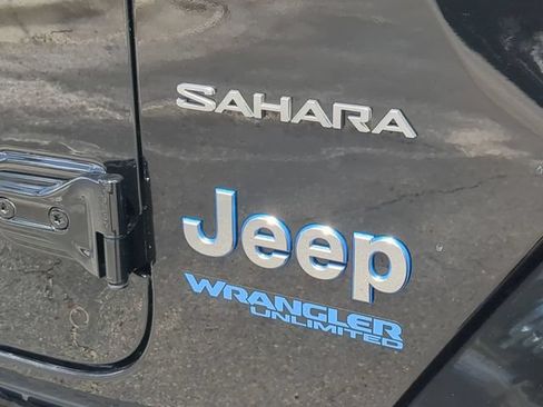 Used 2022 Jeep Wrangler Unlimited Sahara AWD/4WD image 13