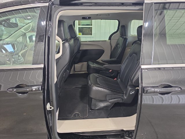 Used 2024 Chrysler Pacifica Touring-L FWD image 25