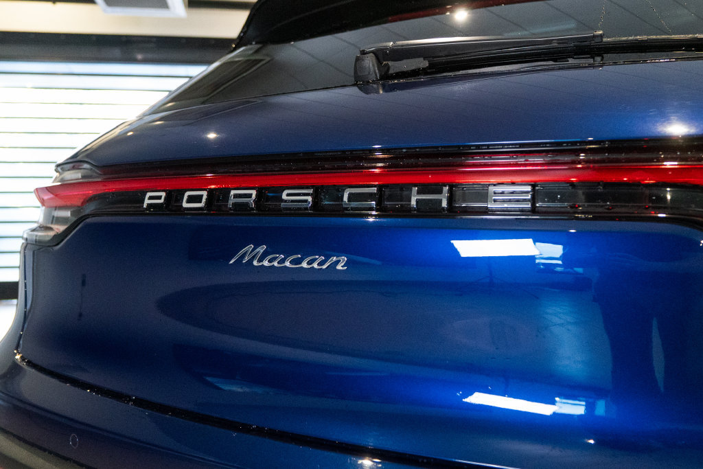 Certified 2025 Porsche Macan AWD/4WD image 14