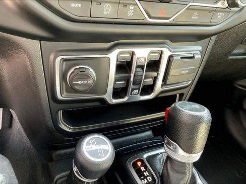 Used 2023 Jeep Wrangler Unlimited Sahara AWD/4WD image 16