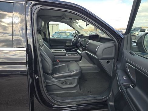 Used 2025 Ford Expedition Platinum image 8