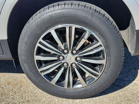 Used 2019 Cadillac XT5 FWD image 8