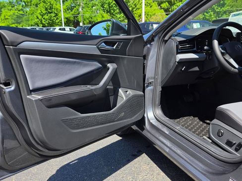 Used 2026 Volkswagen Jetta SE FWD image 17