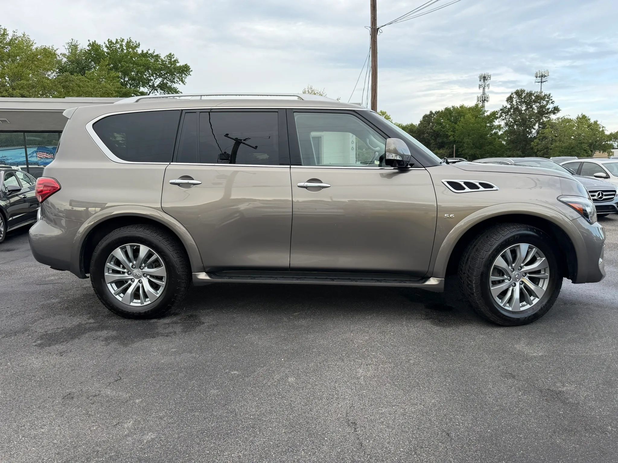 Used 2015 INFINITI QX80 4WD w/ Theater Package image 2