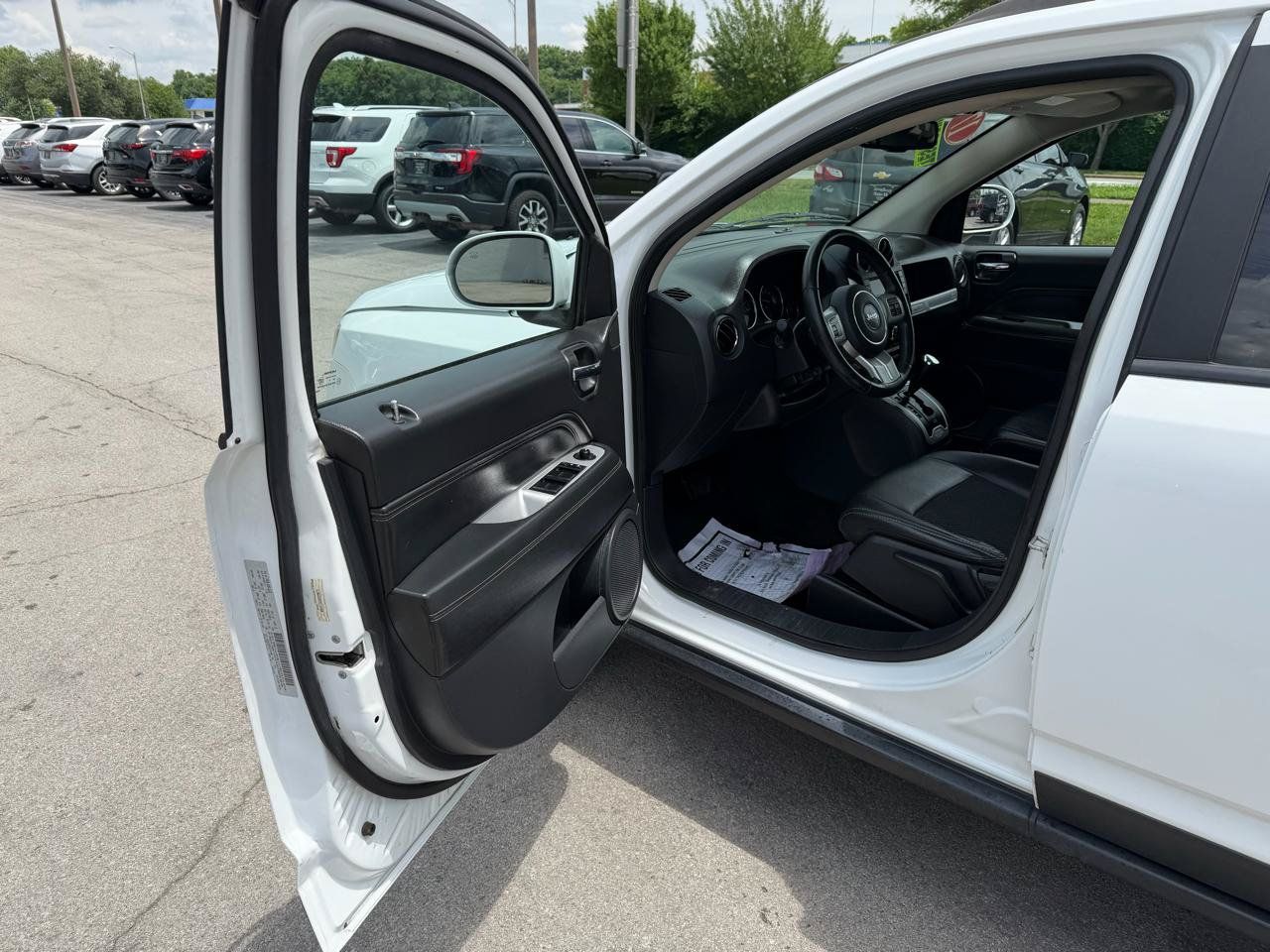 Used 2017 Jeep Compass Latitude FWD image 13