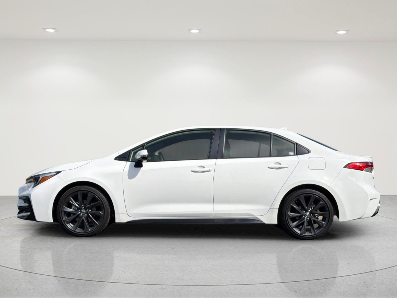 Used 2026 Toyota Corolla SE FWD image 2