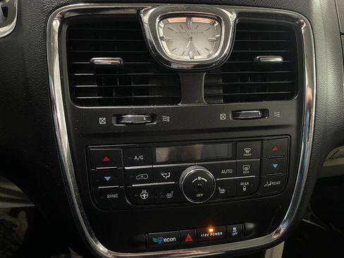 Used 2015 Chrysler Town & Country Touring-L w/ Driver Convenience Group image 38