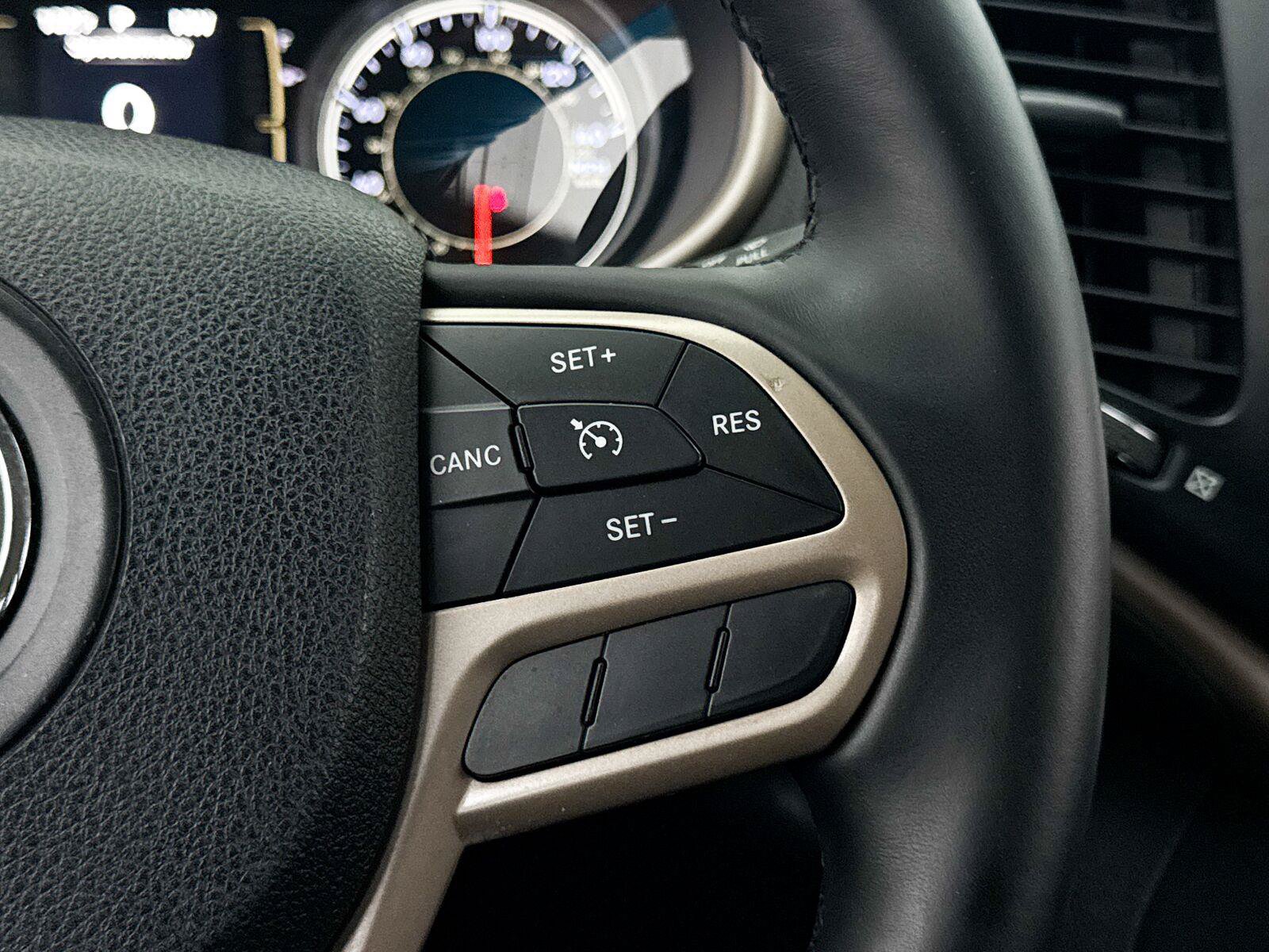 Used 2017 Jeep Cherokee Latitude w/ Comfort & Sound Group FWD image 26