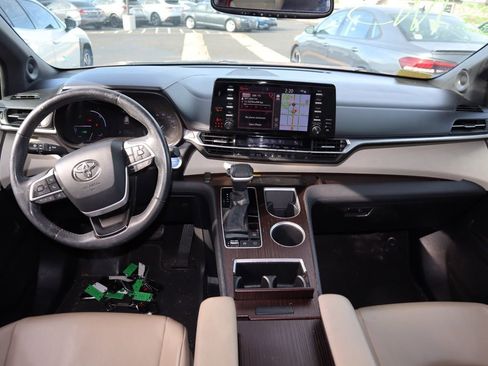 Used 2021 Toyota Sienna XLE image 7