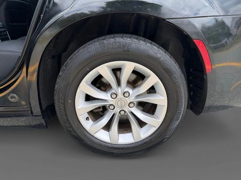 Used 2018 Chrysler 300 Touring RWD image 25