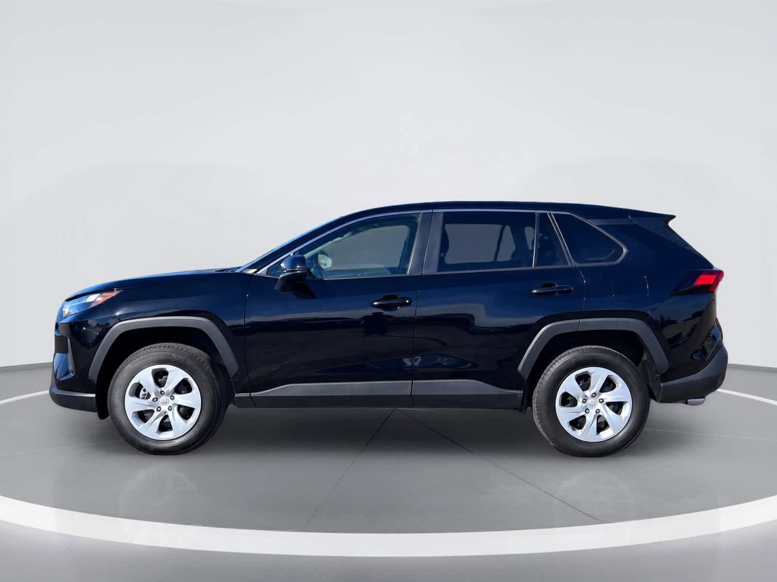 Used 2025 Toyota RAV4 LE AWD/4WD image 4