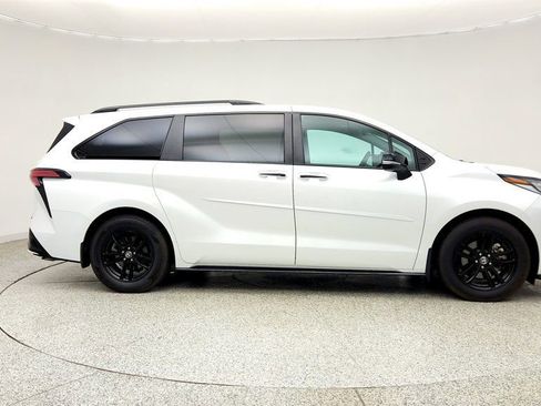 Used 2023 Toyota Sienna XSE AWD/4WD image 4
