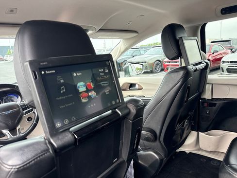 Used 2018 Chrysler Pacifica Touring-L Plus FWD image 13