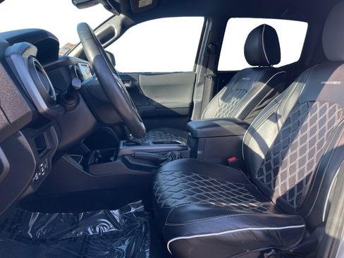 Used 2018 Toyota Tacoma TRD Off-Road w/ Technology Package image 9