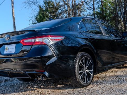 Used 2020 Toyota Camry SE image 5