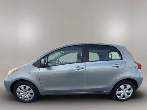 Used 2010 Toyota Yaris 4-Door Hatchback image 4