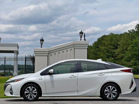 Used 2017 Toyota Prius Prime Advanced FWD image 7
