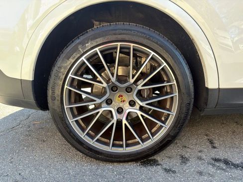 Used 2022 Porsche Cayenne Platinum Edition image 30