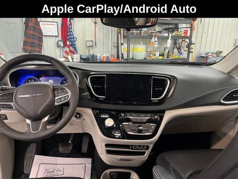 Used 2024 Chrysler Pacifica Touring-L image 18