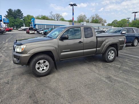 Used 2014 Toyota Tacoma 4x4 Access Cab V6 w/ TRD Off-Road Package image 8