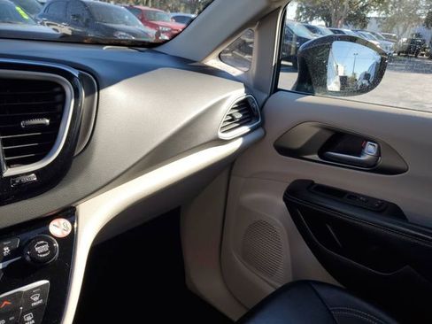 Used 2024 Chrysler Pacifica Touring-L image 24