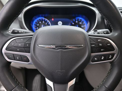 Used 2023 Chrysler Pacifica Touring-L FWD image 19
