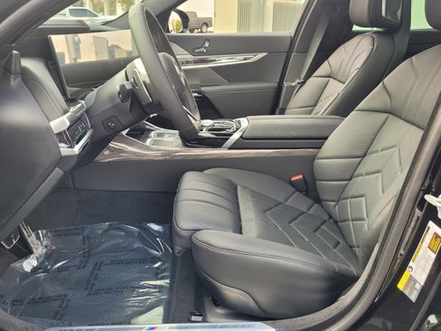 New 2025 BMW 750e xDrive image 10