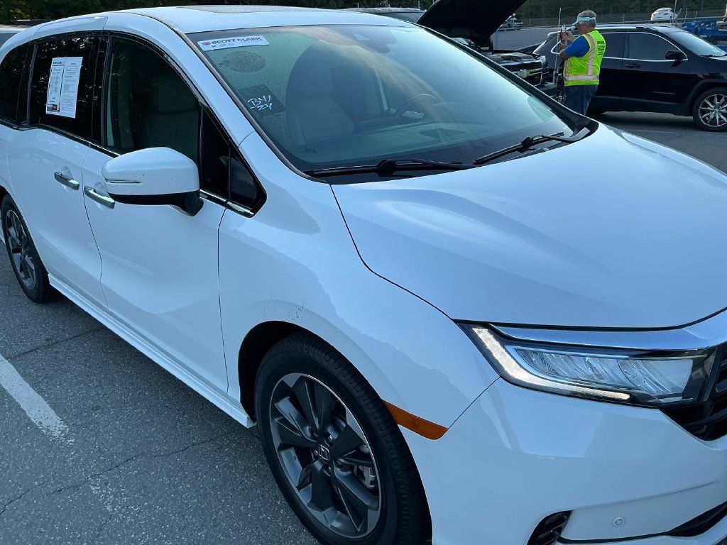 Used 2024 Honda Odyssey Elite image 3