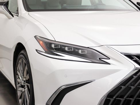 Used 2024 Lexus ES 300h w/ Luxury Package FWD image 9