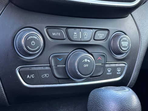 Used 2019 Jeep Cherokee Latitude w/ Popular Appearance Group image 17