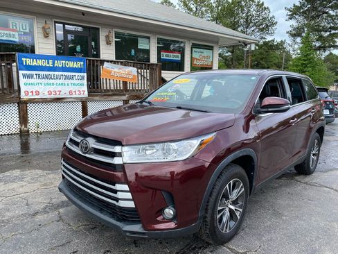 Used 2019 Toyota Highlander Plus FWD image 1