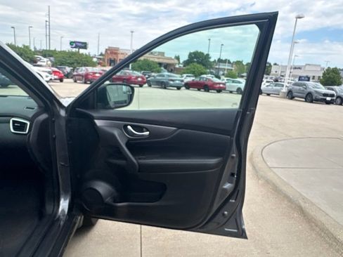 Used 2016 Nissan Rogue SV w/ SV Moonroof Package AWD/4WD image 23