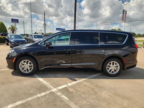 Used 2024 Chrysler Pacifica Touring-L FWD image 4