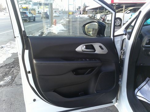 Used 2024 Chrysler Pacifica Select image 16