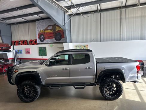 Used 2019 Toyota Tacoma TRD Sport image 55