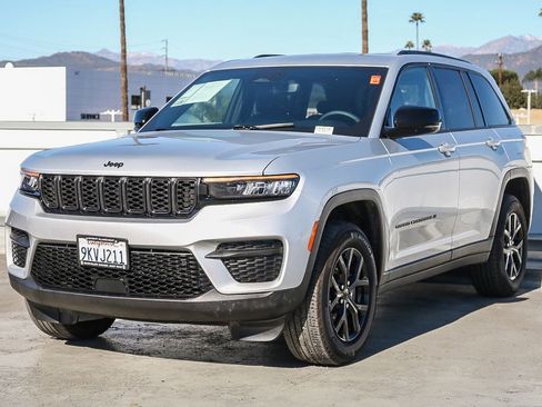 Certified 2024 Jeep Grand Cherokee Altitude image 4