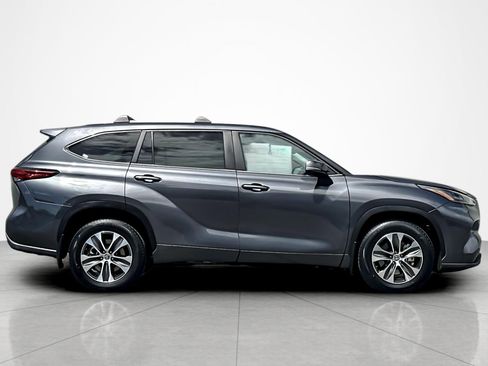 Used 2023 Toyota Highlander XLE AWD/4WD image 6