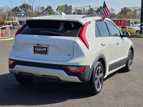 Used 2023 Kia Niro EX FWD image 4