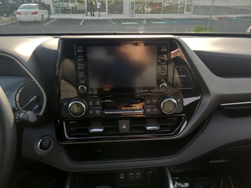 Used 2022 Toyota Highlander XLE AWD/4WD image 20