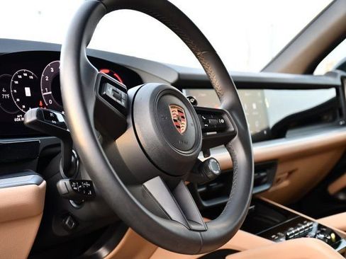 Used 2025 Porsche Cayenne image 12
