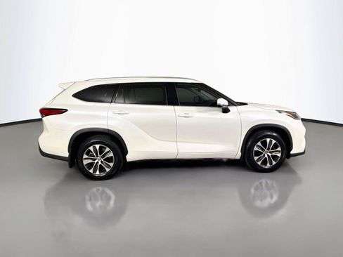 Used 2021 Toyota Highlander XLE AWD/4WD image 18