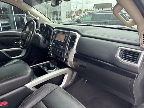 Used 2017 Nissan Titan SV AWD/4WD image 12
