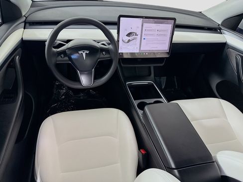 Used 2023 Tesla Model Y Long Range image 17