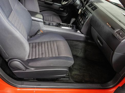 Used 2014 Dodge Challenger SXT image 32