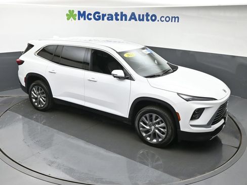 Used 2025 Buick Enclave Preferred image 3