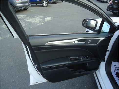 Used 2018 Ford Fusion SE FWD image 10