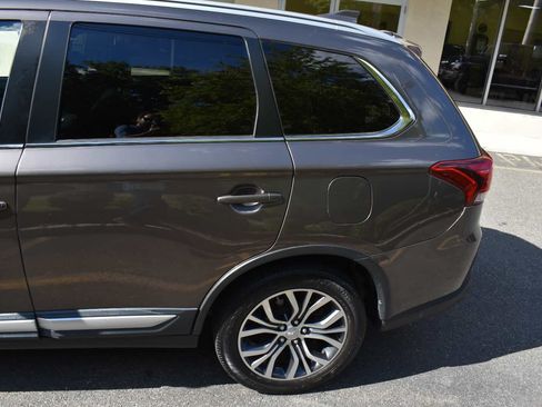 Used 2017 Mitsubishi Outlander SE AWD/4WD image 74