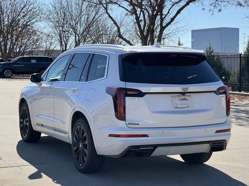 Used 2021 Cadillac XT6 Premium Luxury w/ LPO, ONYX Package image 7
